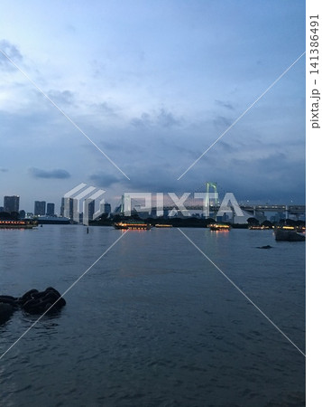 レインボーブリッジと屋形船の夜景 レインボーブリッジと屋形船の夜景 141386491