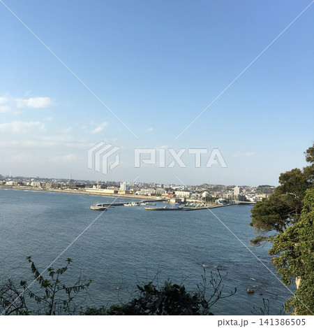 高台から見下ろす海と街並みの風景 高台から見下ろす海と街並みの風景 141386505