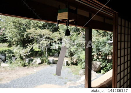心地よい夏の風が吹き抜ける古民家の縁側と、静かに佇む伝統的な風鈴 心地よい夏の風が吹き抜ける古民家の縁側と、静かに佇む伝統的な風鈴 141386587
