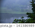 霧がかかる釧路の春採湖 141386989