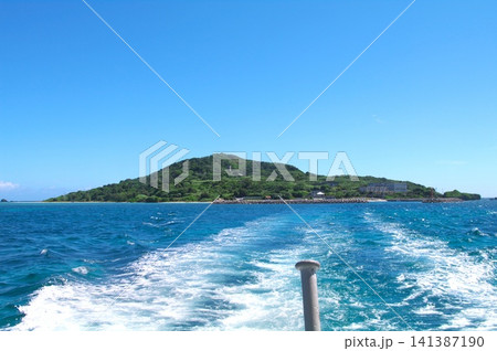 連絡船から見た大神島 緑の島と航跡 141387190