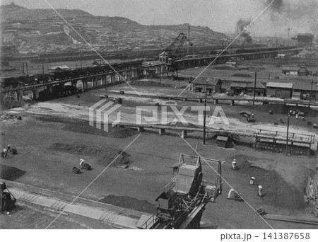 古写真　1951年　福岡県北九州市　官営八幡製鐵所近くの若松港の貯炭場 141387658