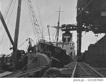 古写真 1951年 福岡県北九州市 筑豊炭田の石炭を積み出す若松港のホイスト 古写真 1951年 福岡県北九州市 筑豊炭田の石炭を積み出す若松港のホイスト 141387660