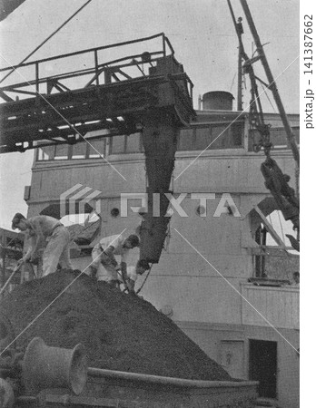 古写真 1951年 福岡県北九州市 筑豊炭田の石炭を積み出す若松港のクレーン 古写真 1951年 福岡県北九州市 筑豊炭田の石炭を積み出す若松港のクレーン 141387662