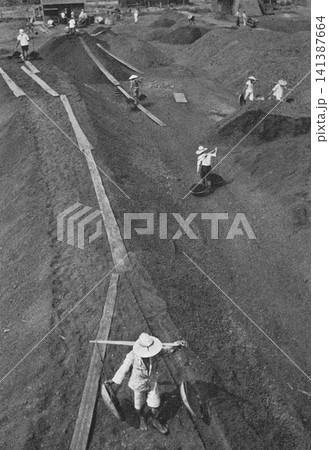 古写真　1951年　福岡県北九州市　筑豊炭田の石炭を積み出す若松港の人々 141387664