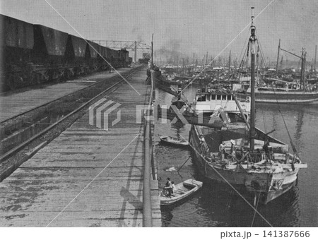 古写真 1951年 福岡県北九州市 筑豊炭田の石炭を積み出す若松港 古写真 1951年 福岡県北九州市 筑豊炭田の石炭を積み出す若松港 141387666