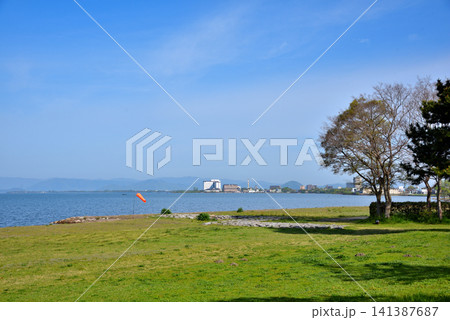 《滋賀県》長浜市　豊公園付近の琵琶湖の風景 141387687