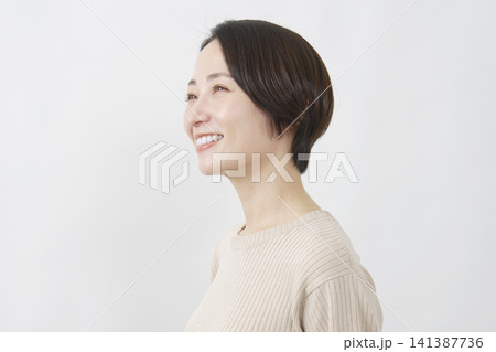 女性　ミドルエイジ　白背景　ポートレート 141387736
