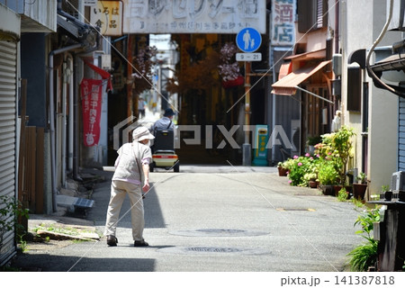 路地裏を歩く高齢女性 141387818