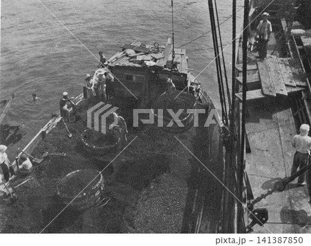 古写真　1951年　福岡県北九州市　筑豊炭田の石炭を積み出す若松港のローダーシップ 141387850