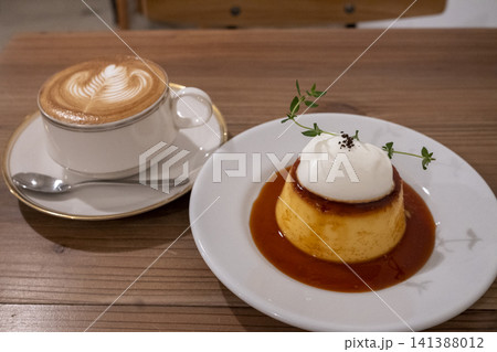 カフェラテとプリン 141388012
