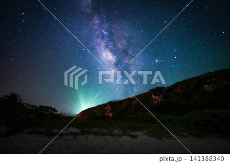 宮古島観光で出会う満天の星と天の川のトラベル写真 南国の島に広がる宮古島の星空と天の川 観光素材向け 141388340