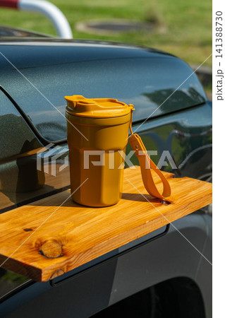 DIYの車用マグネットテーブルに置かれた黄色いタンブラー DIYの車用マグネットテーブルに置かれた黄色いタンブラー 141388730