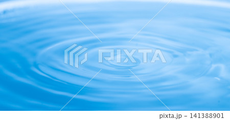 綺麗な水面の波紋 綺麗な水面の波紋 141388901