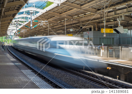 熱海駅を通過する新幹線 141389081