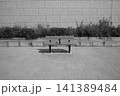 ひとりぼっちの、二人用ベンチ1 141389484