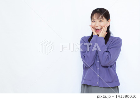 笑顔でびっくり驚いている女性 笑顔でびっくり驚いている女性 141390010