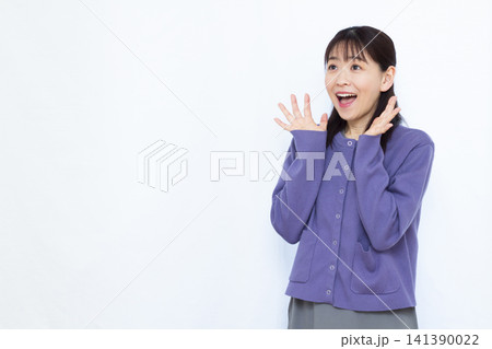 笑顔でびっくり驚いている女性 笑顔でびっくり驚いている女性 141390022