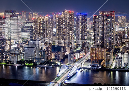 東京都、勝どきのタワーマンション群の夜景 東京都、勝どきのタワーマンション群の夜景 141390118