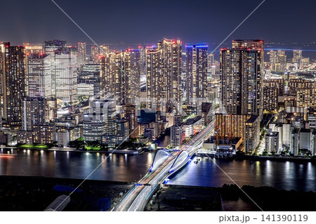 東京都、勝どきのタワーマンション群の夜景 東京都、勝どきのタワーマンション群の夜景 141390119