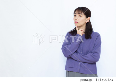 真剣に悩んでいる女性 141390123