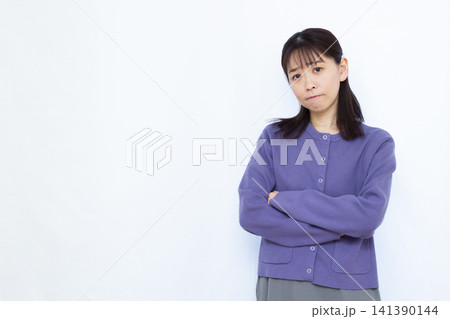 腕組みをして考えている女性 141390144