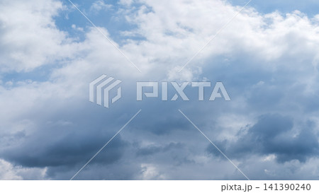 冬の青空に流れるたくさんの白い雲 冬の青空に流れるたくさんの白い雲 141390240