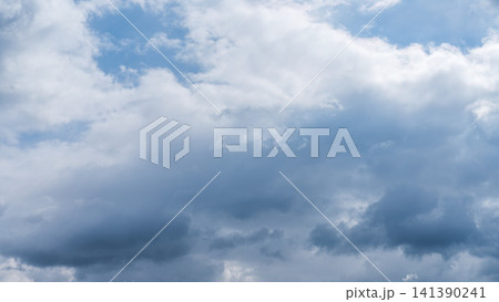 冬の青空に流れるたくさんの白い雲 141390241