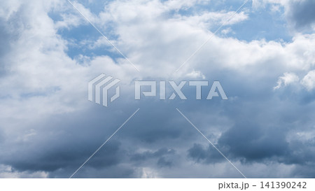 冬の青空に流れるたくさんの白い雲 141390242