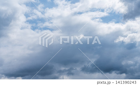 冬の青空に流れるたくさんの白い雲 141390243