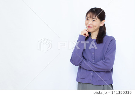 笑顔で考えている女性 笑顔で考えている女性 141390339
