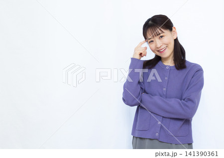 頭を抱えて考えている女性 頭を抱えて考えている女性 141390361