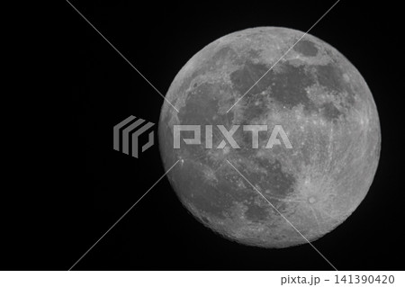 漆黒の夜空に浮かぶ満月に近い月のクローズアップ 漆黒の夜空に浮かぶ満月に近い月のクローズアップ 141390420
