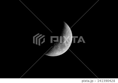 漆黒の夜空に浮かぶ満ちていく三日月 漆黒の夜空に浮かぶ満ちていく三日月 141390428