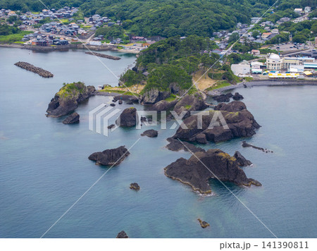 福井県坂井市三国町・越前松島の美しい海岸線と岩礁を望む日本海の絶景ドローン空撮 福井県坂井市三国町・越前松島の美しい海岸線と岩礁を望む日本海の絶景ドローン空撮 141390811
