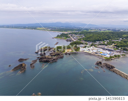福井県坂井市三国町・越前松島の美しい海岸線と岩礁を望む日本海の絶景ドローン空撮 福井県坂井市三国町・越前松島の美しい海岸線と岩礁を望む日本海の絶景ドローン空撮 141390813
