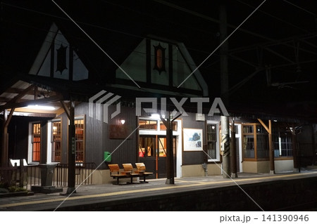 夜に灯るレトロな地方駅の駅舎 141390946