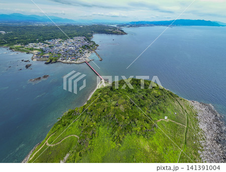 福井県坂井市三国町・雄島と赤い雄島橋、日本海を望むドローン空撮風景 福井県坂井市三国町・雄島と赤い雄島橋、日本海を望むドローン空撮風景 141391004