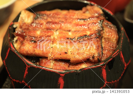 皿に盛られたうなぎ料理のひつまぶし 141391053