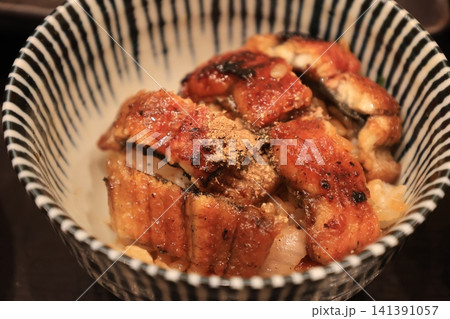 皿に盛られたうなぎ料理のひつまぶし 皿に盛られたうなぎ料理のひつまぶし 141391057