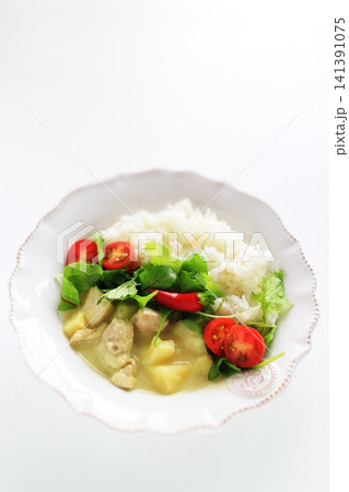 生野菜をのせた鶏肉のクリームシチューライス 141391075