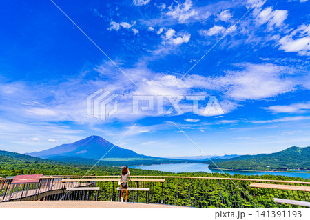 【山梨県】山中湖明神山パノラマ台から富士山を望む 141391193