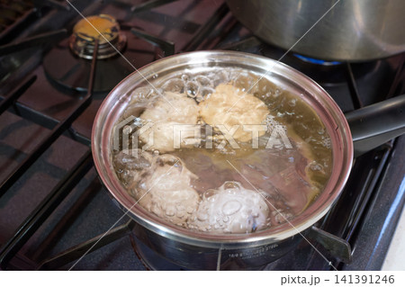 茹で卵　生卵を熱湯で茹でているイメージ 141391246