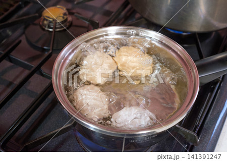 茹で卵　生卵を熱湯で茹でているイメージ 141391247