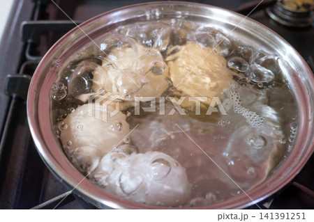 茹で卵 生卵を熱湯で茹でているイメージ 茹で卵 生卵を熱湯で茹でているイメージ 141391251