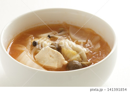 鶏肉とエノキと春雨のキムチスープ 鶏肉とエノキと春雨のキムチスープ 141391854