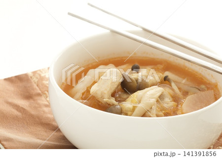 鶏肉とエノキと春雨のキムチスープ 141391856