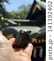 手のひらに乗るカラスの置物 141392402