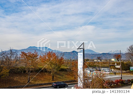 秋 小布施インター側道の駅オアシスの看板と遠くに見える山々 秋 小布施インター側道の駅オアシスの看板と遠くに見える山々 141393134