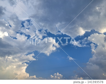 太陽の光が差し込む夏の積乱雲 太陽の光が差し込む夏の積乱雲 141393578